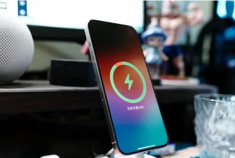 乐东苹果15换屏服务分享用什么充电器给iPhone15充电更好 